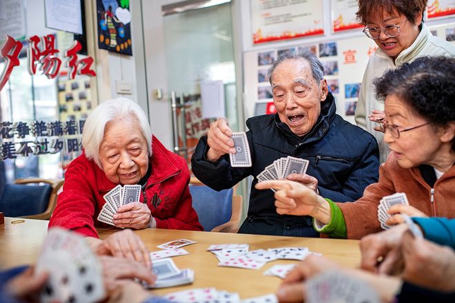 老人或许比00后还会玩开元棋牌试玩现在的退休(图6)