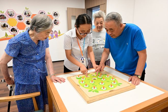 老人或许比00后还会玩开元棋牌试玩现在的退休(图2)