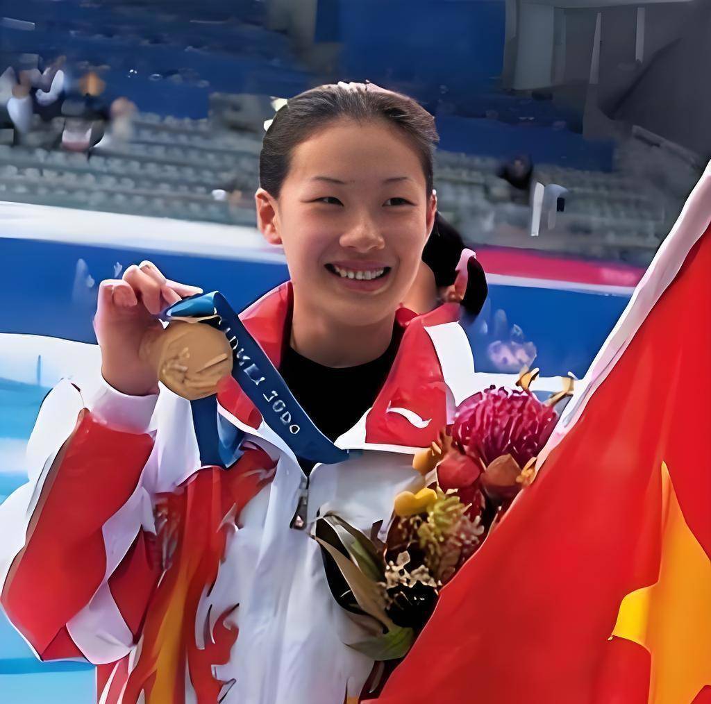 梁锦松已显老态47岁伏明霞依旧美丽动人开