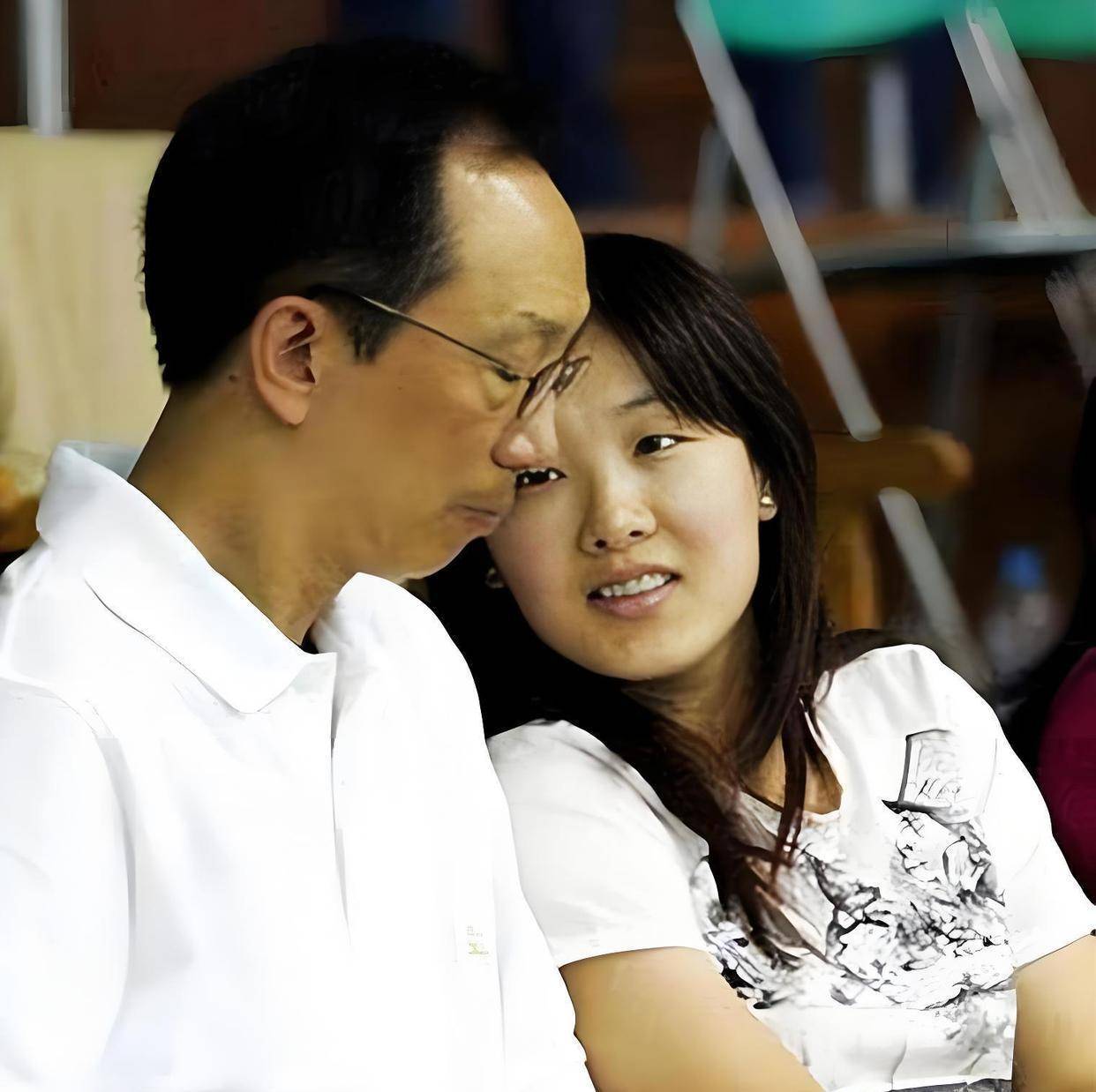 梁锦松已显老态47岁伏明霞依旧美丽动人开元ky棋牌恩爱23年难敌现实！73岁(图2)