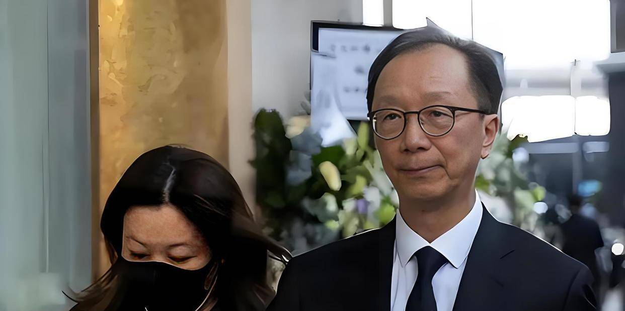 梁锦松已显老态47岁伏明霞依旧美丽动人开元ky棋牌恩爱23年难敌现实！73岁(图3)