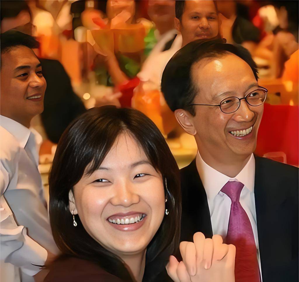 梁锦松已显老态47岁伏明霞依旧美丽动人开元ky棋牌恩爱23年难敌现实！73岁(图5)