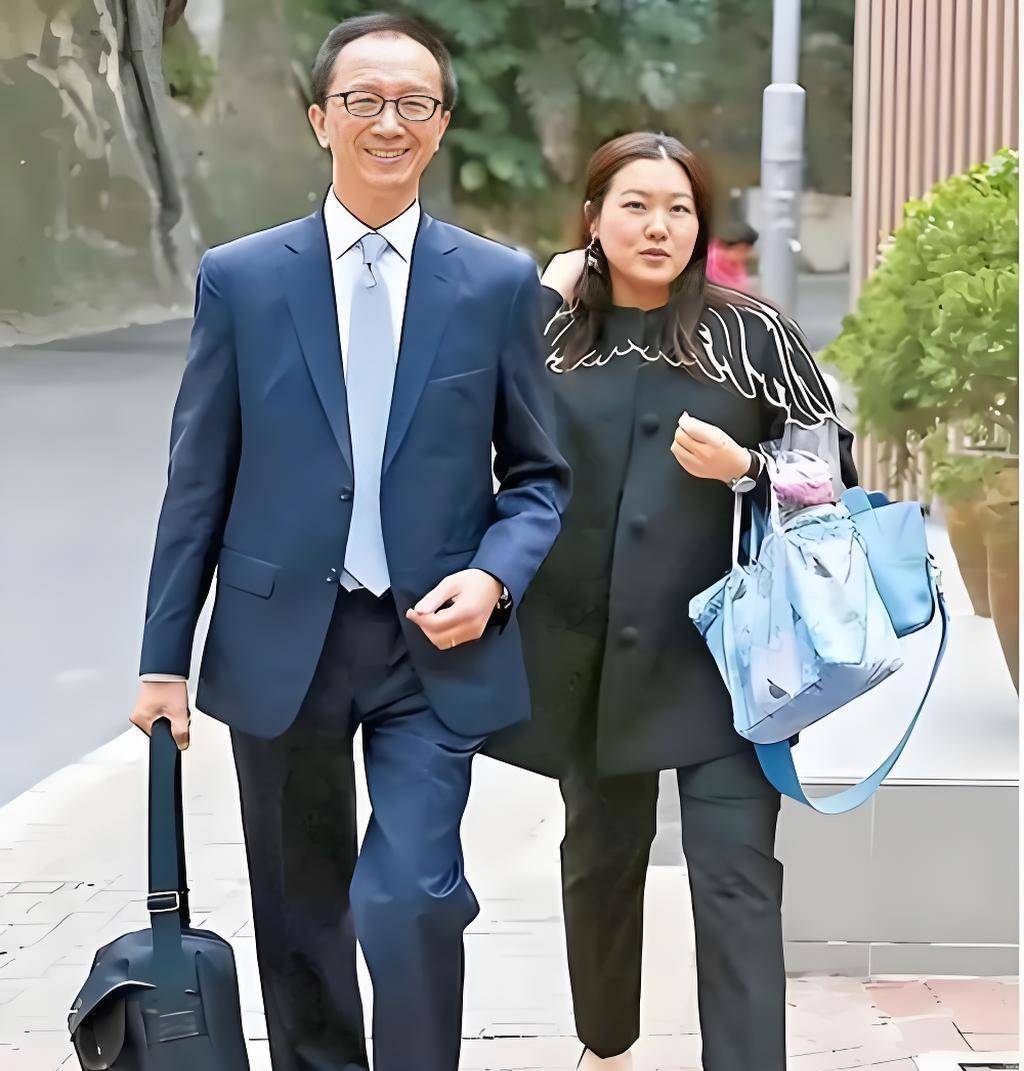 梁锦松已显老态47岁伏明霞依旧美丽动人开元ky棋牌恩爱23年难敌现实！73岁(图6)