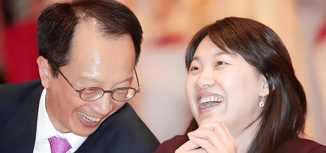 梁锦松已显老态47岁伏明霞依旧美丽动人开元ky棋牌恩爱23年难敌现实！73岁(图7)